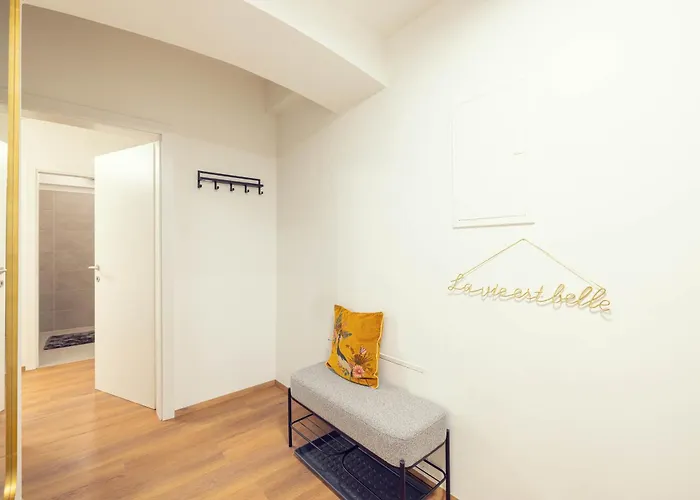 Apartment Leonart Living 01 *