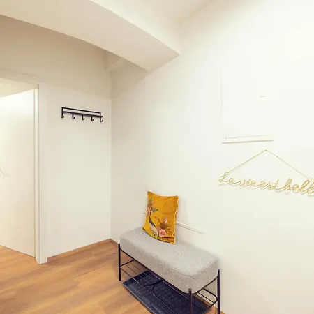 Apartment Leonart Living 01 *